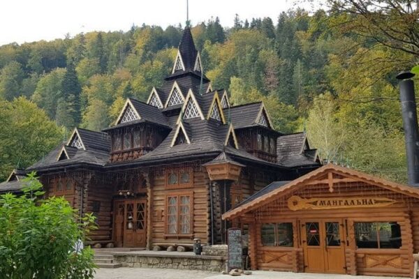 ТОП-7 готелів із гуцульською хатою-музеєм у Карпатах влітку